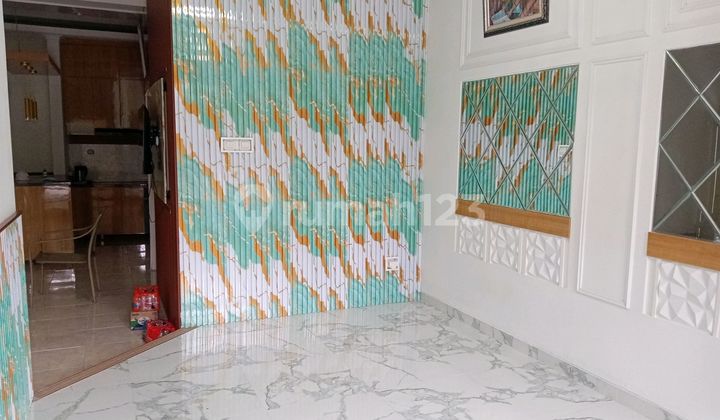 Dijual Rumah Mewah 3 Kamar Tidur Sertifikat SHM Strategis Dekat Stasiun Depok Baru di Kukusan Beji Depok 2