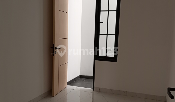 Rumah 2 Lantai Bebas Custom Ruangan 2 Lantai Strategis Dekat Jalan Raya Bogor Di Depok 