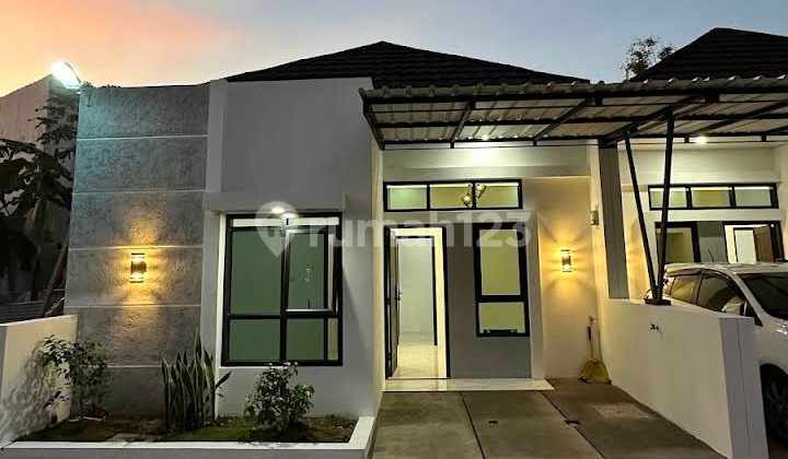 For Sale, Ready-to-Occupy House with Certificate, Eligible for KPR in Cipageran, Cimahi City.