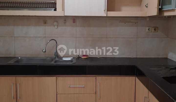 For Rent: Layar Permai House PIK 2.5 floors 8x15 Semi Furnished 2