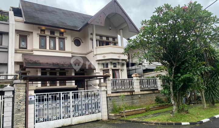 Lebak Bulus villa in Cinere Mas, three-story building in front of the garden in the complex 2