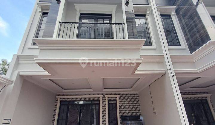 Rumah 3 Lantai Desain Modern di Jagakarsa Semi Furnished, Lokasi Strategis  1