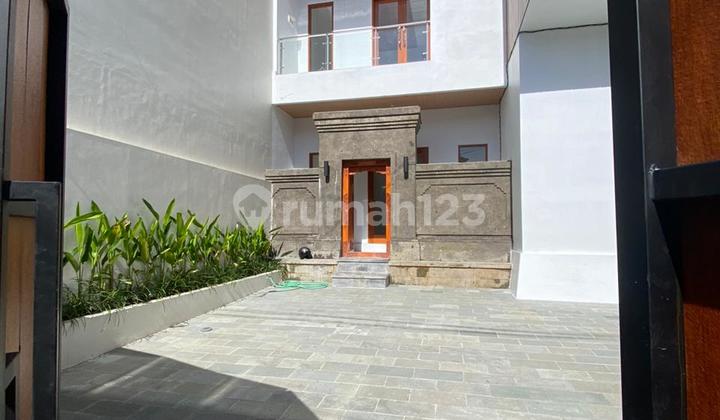 Freehold Villa with Private Pool in Kuta Meg