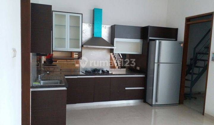 125 Jt Nego Disewakan Rumah Furnished di Mainroad Singgasana Pradana 2