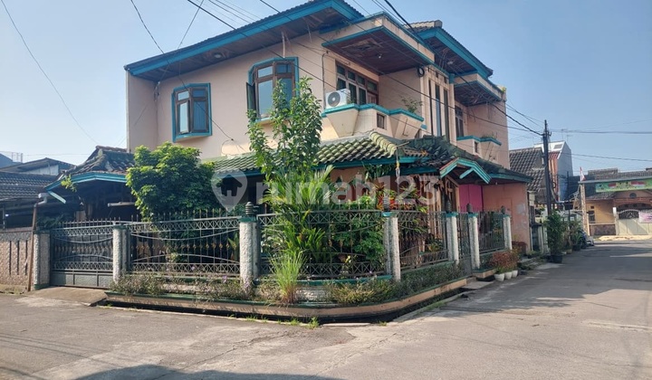 Rumah Klasik dengan Furniture Kayu Jati di Taman Cibaduyut Indah