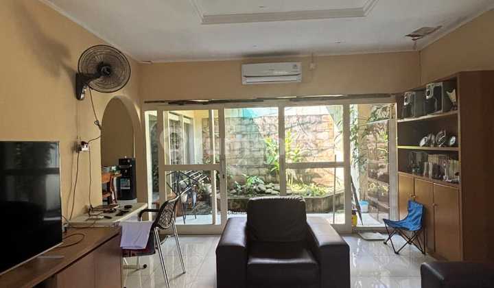 Strategic House Near Miko Mall and Santosa Hospital in Kopo Elok Strategic House Near Miko Mall and Santosa Hospital in Kopo Elok