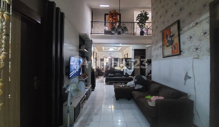 Well-Maintained Building and Semi-Furnished House in Cicukang Indah 1
