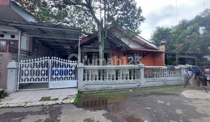 House With Front and Back Garden in Sukamenak Indah