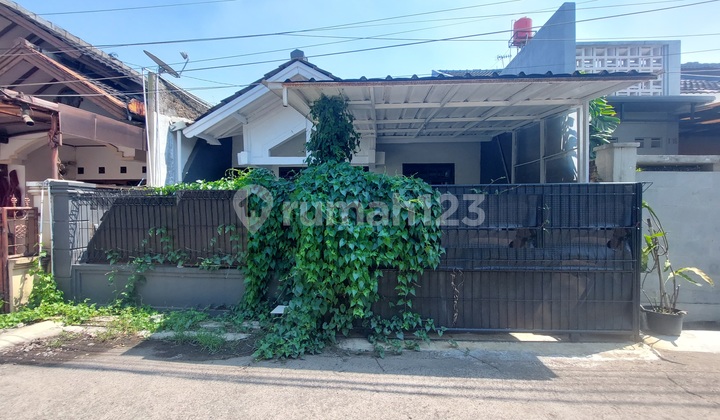 Strategic House Near Main Road in Taman Cibaduyut Indah