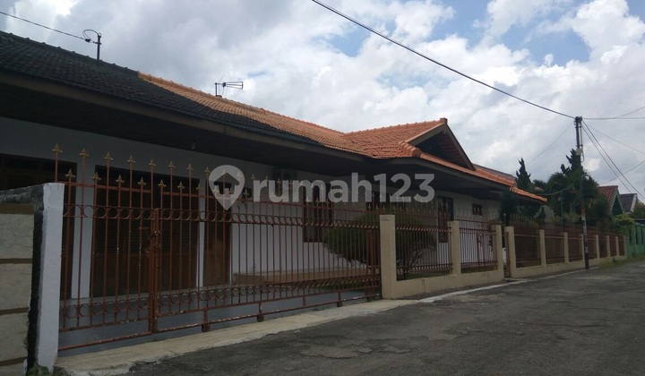 House and Land with a Spacious Yard, Comfortable to Live In, in Cicukang Indah 1