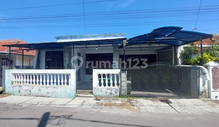 House Suitable for Convection Business Location in Margahayu Permai 1