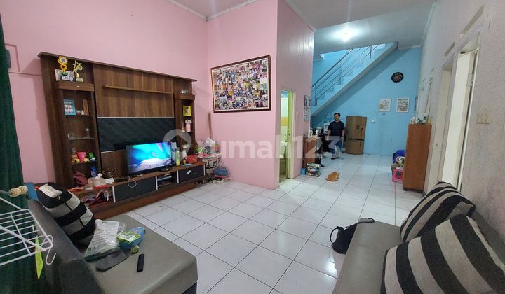 Minimalist house with one gate access, strategic location in Graha Hijau Kopo. 2