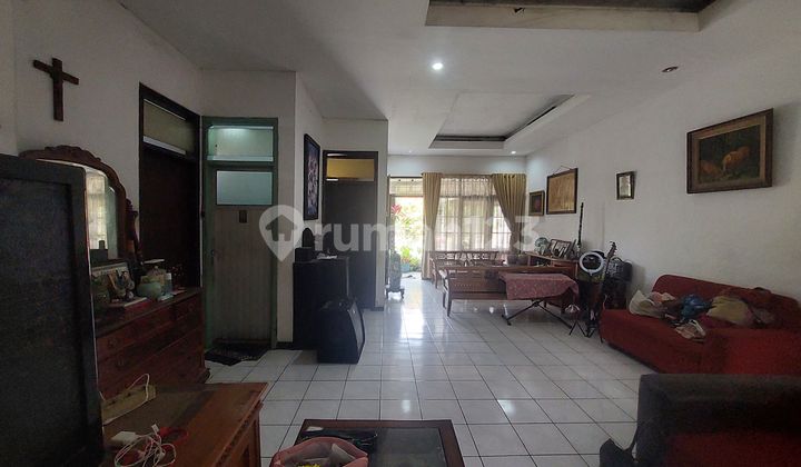 Well-Maintained House With Front and Back Gardens in Kopo Permai 2