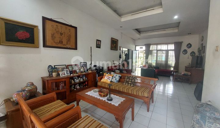 Rumah Bangunan Terawat Ada Taman Depan dan Belakang di Kopo Permai