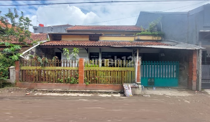 Rumah Bangunan Terawat dan Dekat ke Jalan Utama di Kota Baru Cibaduyut