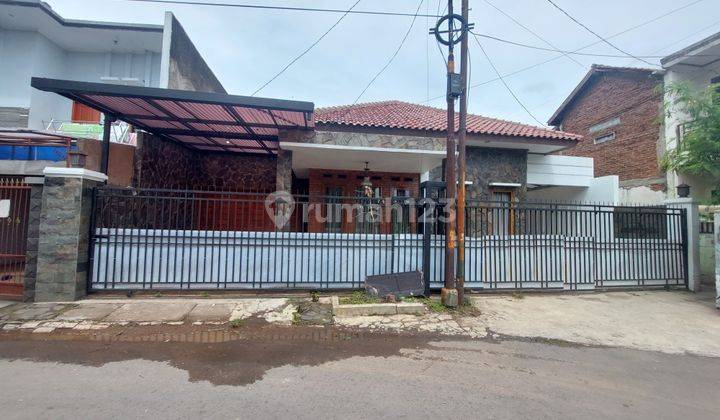 Rumah Strategis Tengah Kota Terasa di Villa di Sauyunan, Bandung 1