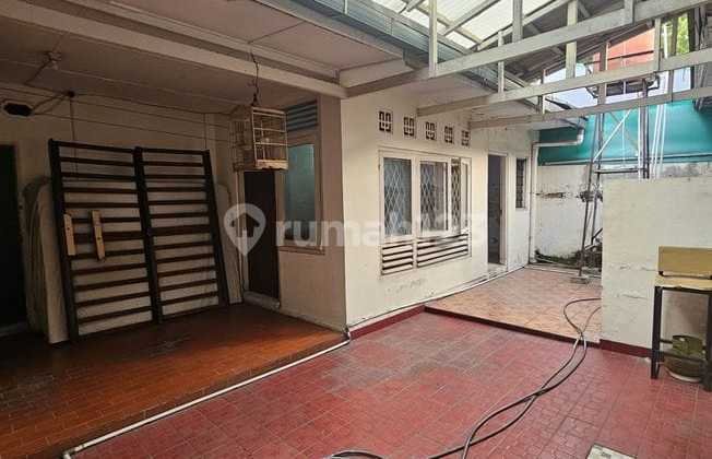 Rumah Tua Hitung Tanah Dijual Murah dan Lokasi Sangat Strategis Kebayoran Baru Murah