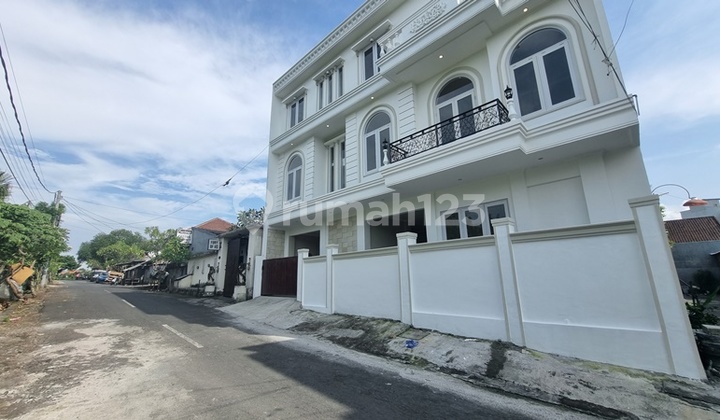 Brand New Rumah 3 Lantai Akses Lebar di Gatot Subroto Barat Brand New Rumah 3 Lantai Akses Lebar di Gatot Subroto Barat