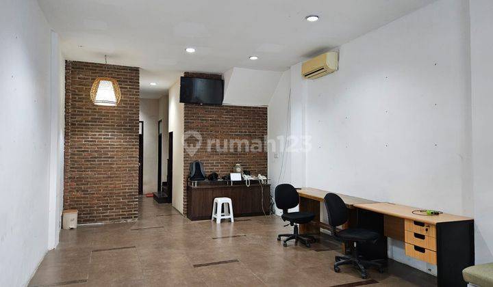 3 Storey Shop in a Strategic Location Safe Environment in Dewi Sri, Bali 1