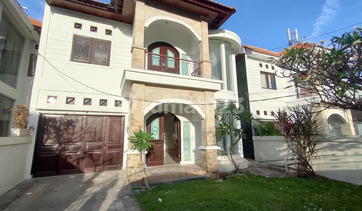 House with a large garden in Renon, Bali