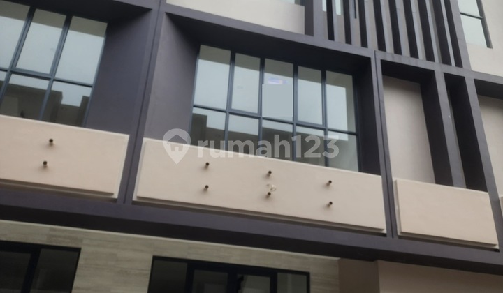 Ruko Enchante Business Park Bsd City, 3 Lantai, Posisi di Depan