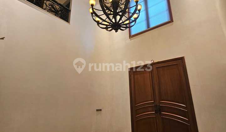 Rumah Mewah di Taman Kedoya Baru, Furnished, Private Pool 2