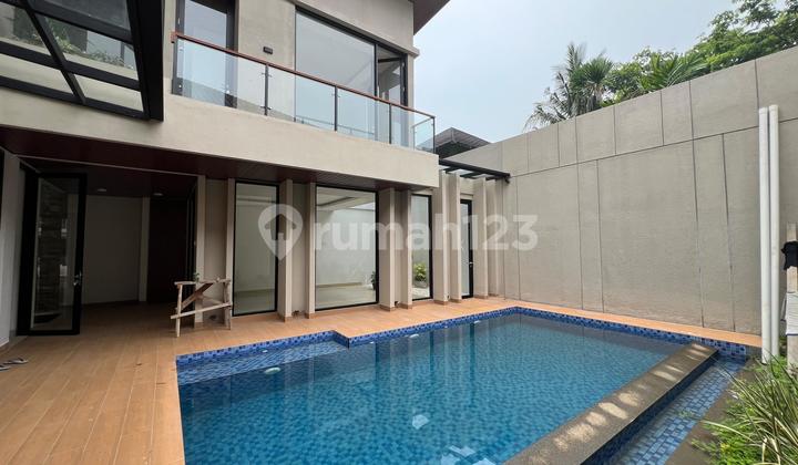 Brand New! Rumah Mewah di Taman Himalaya Karawaci, Swimming Pool
