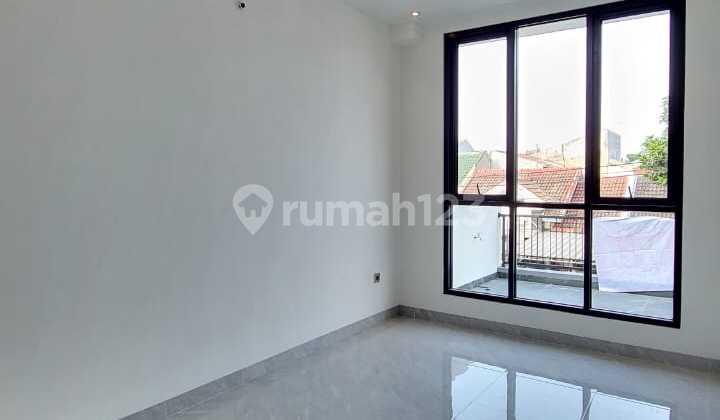 Rumah Cantik dan Murah 2,5 lantai di lokasi strategis Bintaro siap huni SC0602 2