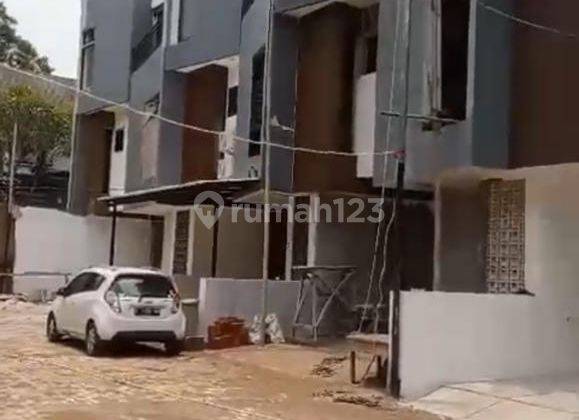 Rumah Moderen 3 Lantai Dalam Townhouse Cirendeu Tangerang Selatan 2