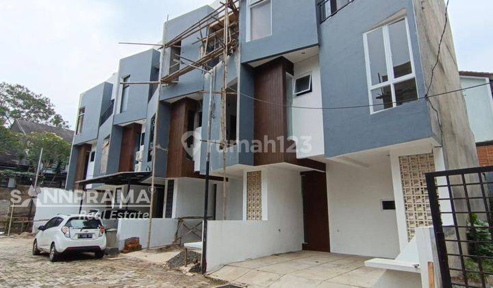 Rumah Moderen 3 Lantai Dalam Townhouse Cirendeu Tangerang Selatan 1