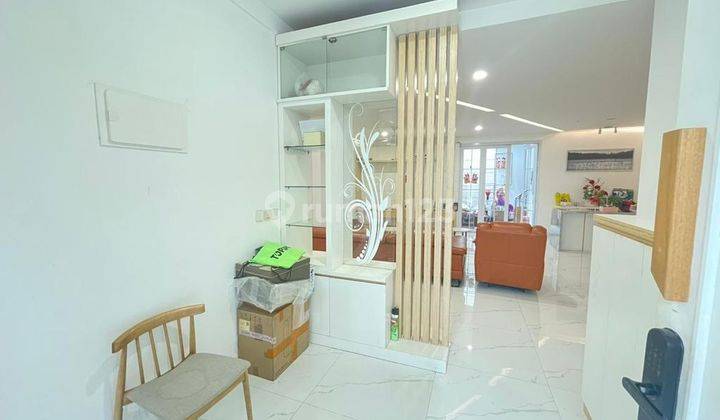 Rumah 2 Lantai Bagus Semi Furnished di Golf Lake, Jakarta Barat 1