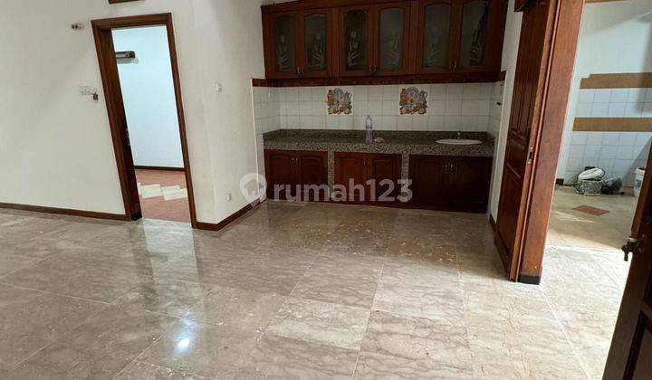 Rumah 2 Lantai Bagus Unfurnished SHM di Babatan Pantai, Surabaya 2