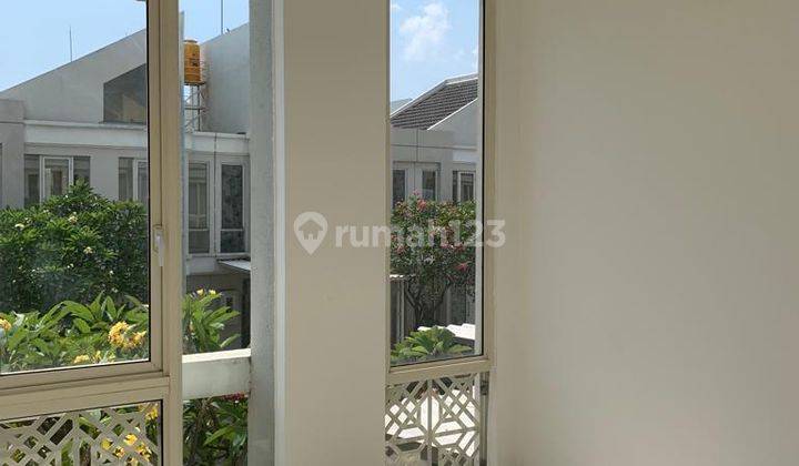 Rumah 2 Lantai Bagus Unfurnished SHM di Grand Pakuwon, Surabaya 2