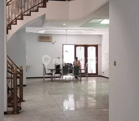 Rumah 2 Lantai Bagus Unfurnished SHM di Jalan Widodaren, Surabaya 2