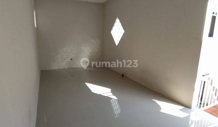 Rumah 2 Lantai Bagus Unfurnished SHM di Raya Candi Lontar, Surabaya 2