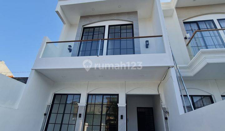 Rumah 2 Lantai Baru Unfurnished SHM di Darmo Permai Timur , Surabaya 1