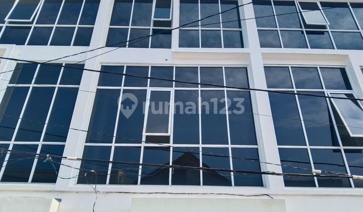 3-Storey Shophouse in Ploso Baru Surabaya, 52 Square Meters, Quick Sale at a Low Price 1