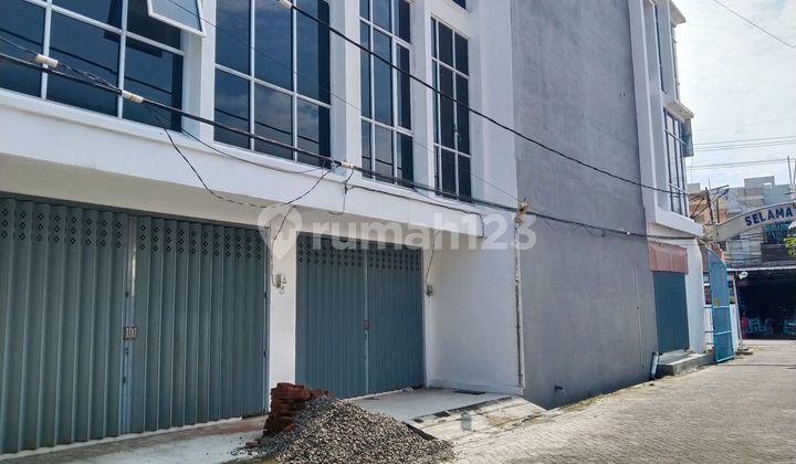 3-Storey Shophouse in Ploso Baru Surabaya, 52 Square Meters, Quick Sale at a Low Price 2