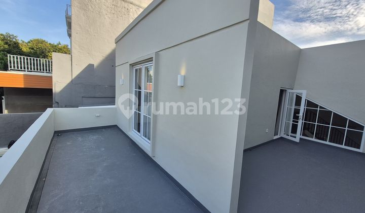 2-Story House Ready to Occupant in a Quiet and Comfortable Environment in Pondok Indah