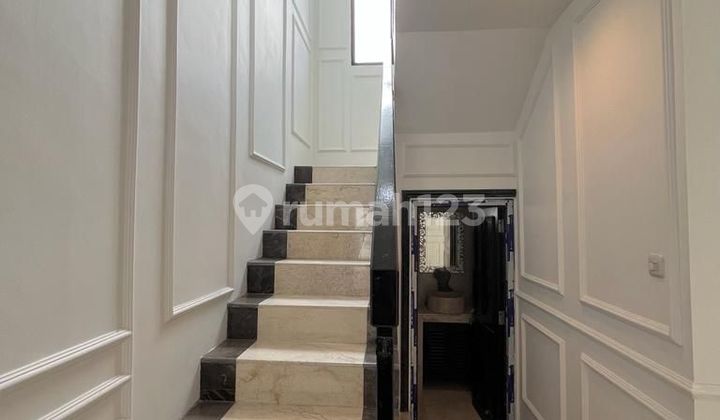 Rumah mewah 2 lantai asri dan nyaman  2