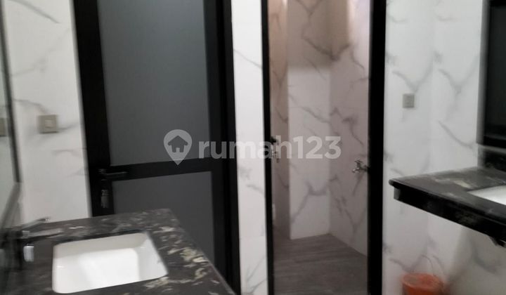 8.5-story office building in the office area