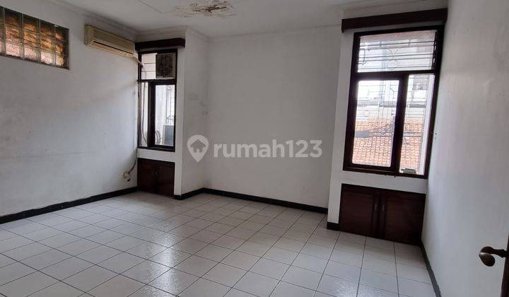 Dijual Rumah 3 Lantai Strategis Tengah Kota 4
