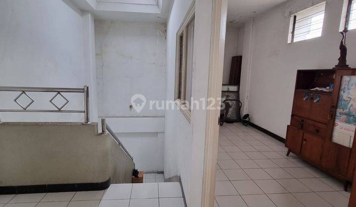 Dijual Rumah 3 Lantai Strategis Tengah Kota 7