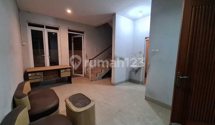 Rumah 2 Lantai Tengah kota