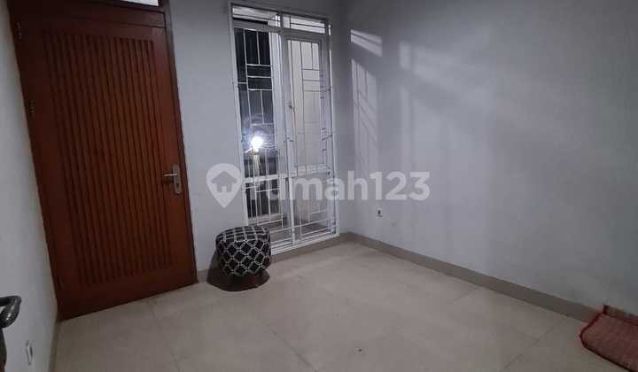 Rumah 2 Lantai Tengah kota