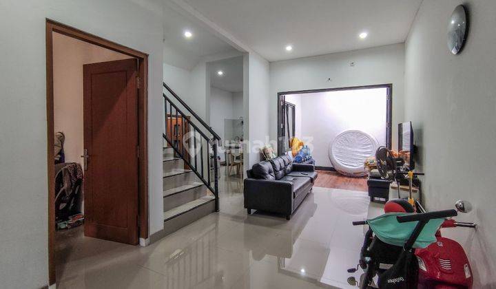 ruang keluarga damara village rumah 2 lantai