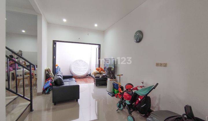 ruang keluarga damara village rumah 2 lantai