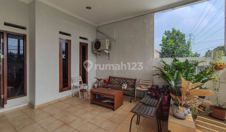 tampak depan rumah bagus  hadap taman di