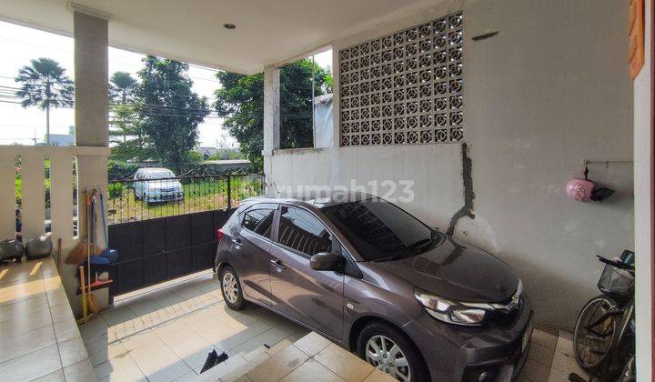 garasi/carport rumah bagus  hadap taman di