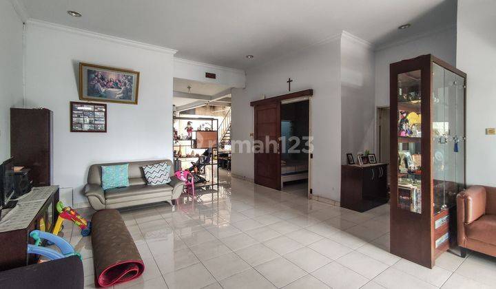 ruang keluarga rumah bagus  hadap taman di